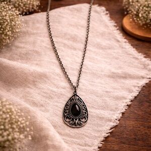 Black Stone Spiral Filigree Scroll Design Silver Tone‎ Pendant Necklace